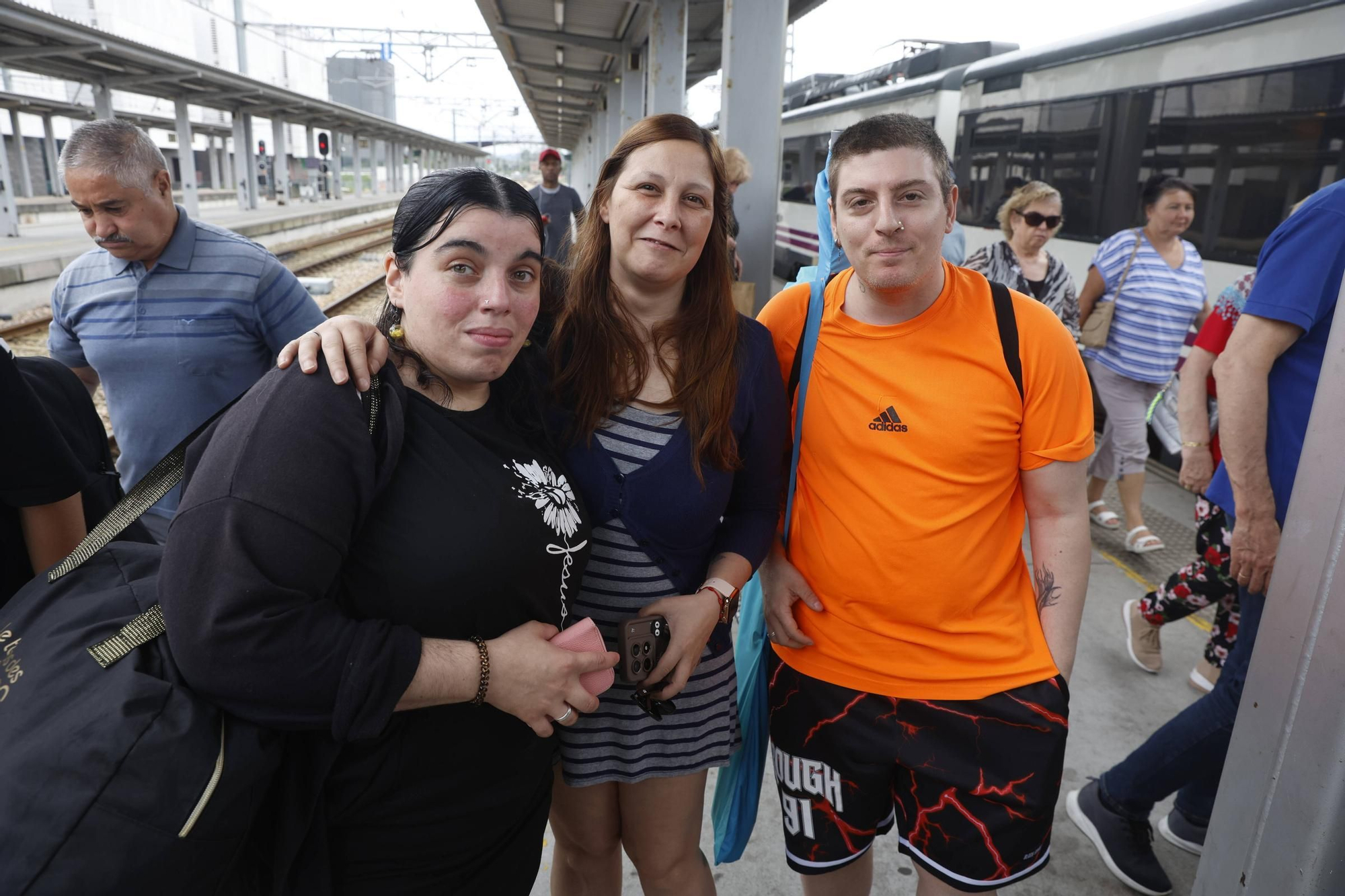 León estrena el tren playero para sofocar la ola de calor: "Siempre venimos a la playa a Gijón" (en imágenes)