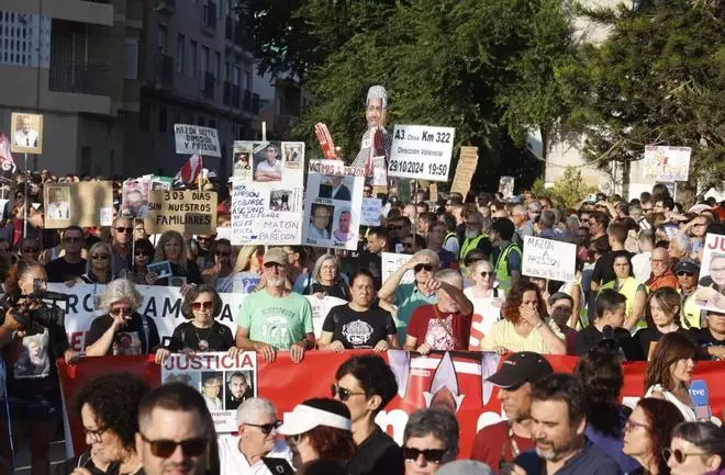 La novena manifestación contra Mazón por la gestión de la dana desde Catarroja, en imágenes