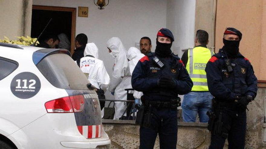 La policia científica al domicili familiar del detingut.