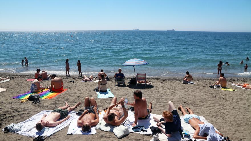 Bañistas y turistas disfrutan de un día en la playa de La Malagueta, en Málaga.