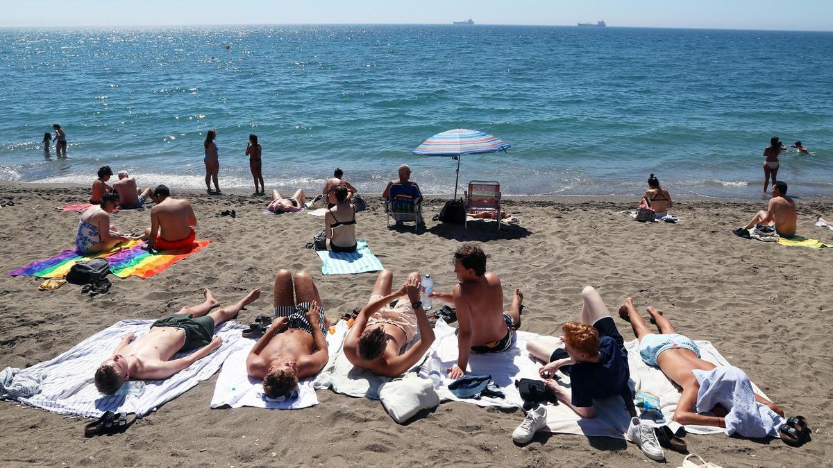 Bañistas en uno de los tramos más concurridos de la playa de La Malagueta.