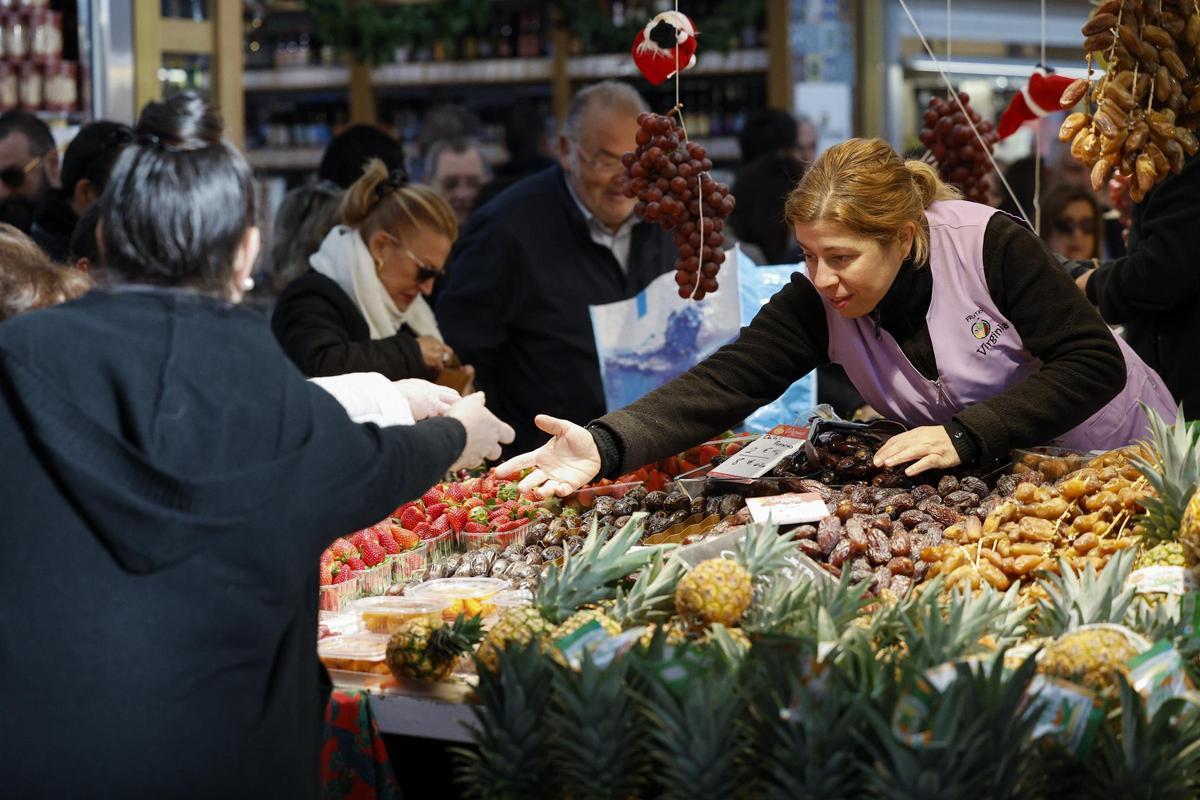 Compras de última hora para Nochebuena en el Mercado Central de Valencia