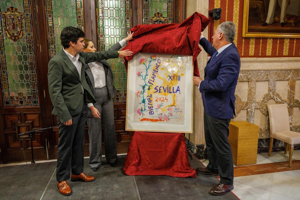 El director de la Bienal de Flamenco de Sevilla, Luis Ybarra (izquierda) y el alcalde de la ciudad, José Luis Sanz, en la presentación el pasado mes de enero del cartel del festival, un lienzo del pintor Miquel Barceló.