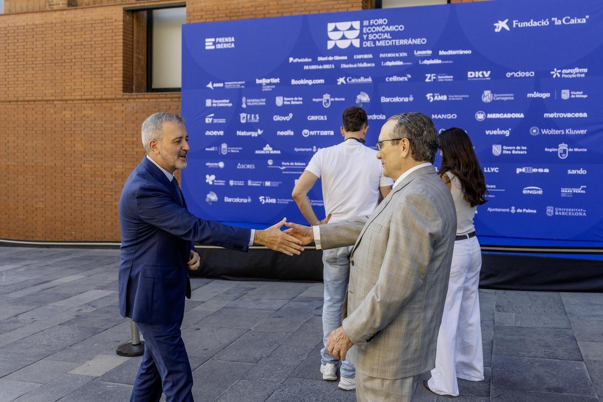 Jaume Collboni, alcalde de Barcelona, saluda a Javier Moll, presidente de Prensa Ibérica, a su llegada a CosmCaixa. Jaume Collboni, alcalde de Barcelona, saluda a Javier Moll, presidente de Prensa Ibérica, a su llegada a CosmCaixa.