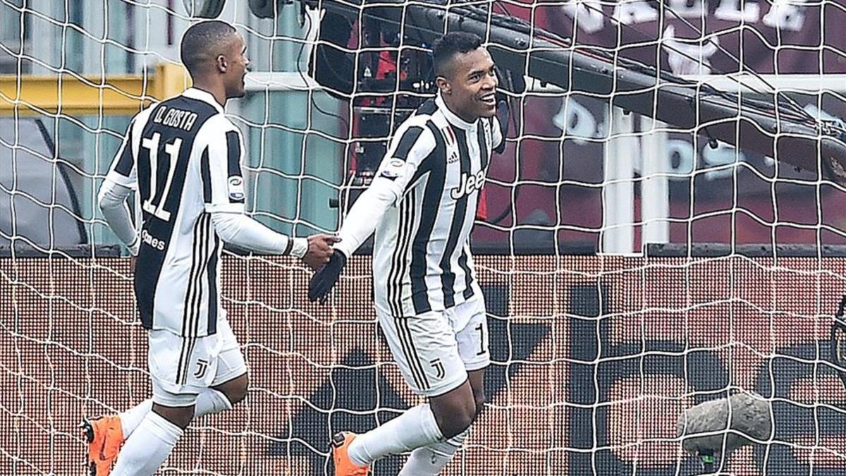 Alex Sandro celebra el único gol del encuentro en el feudo del Torino