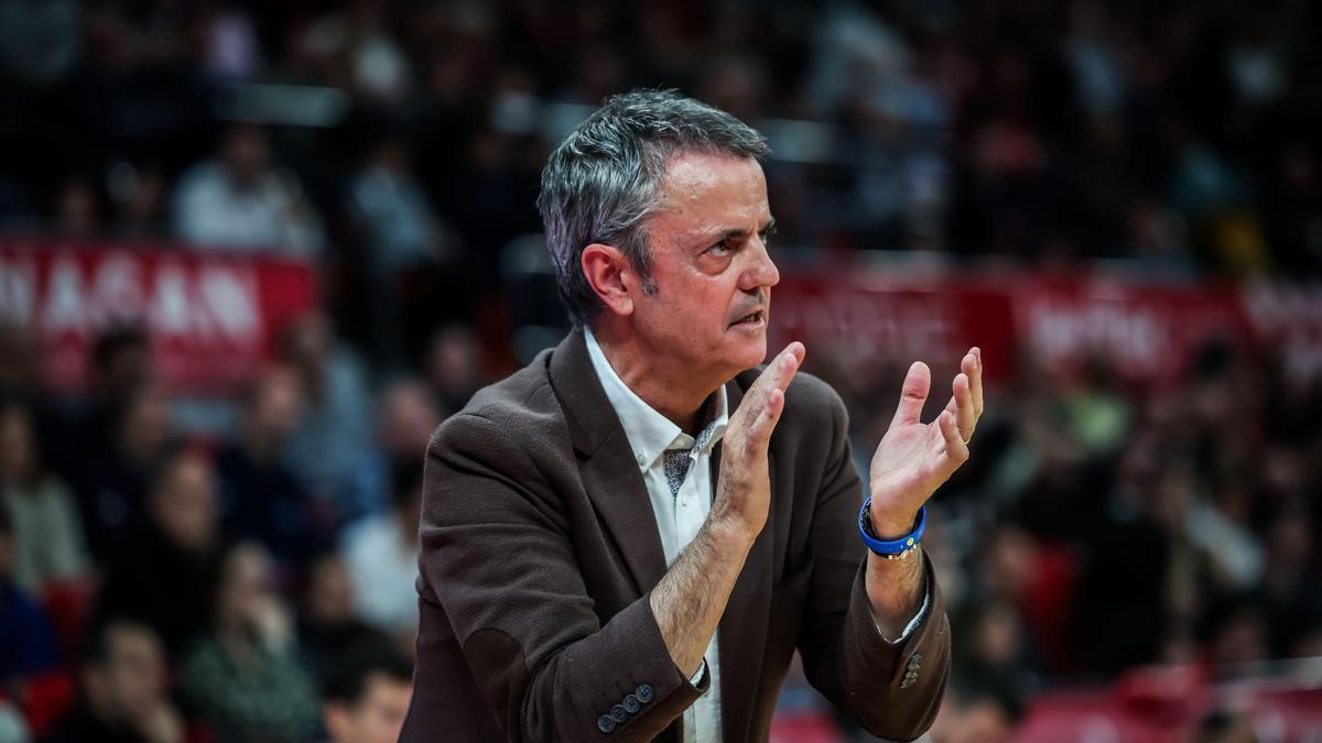 Porfirio Fisac aplaude durante el partido frente al Unicaja.