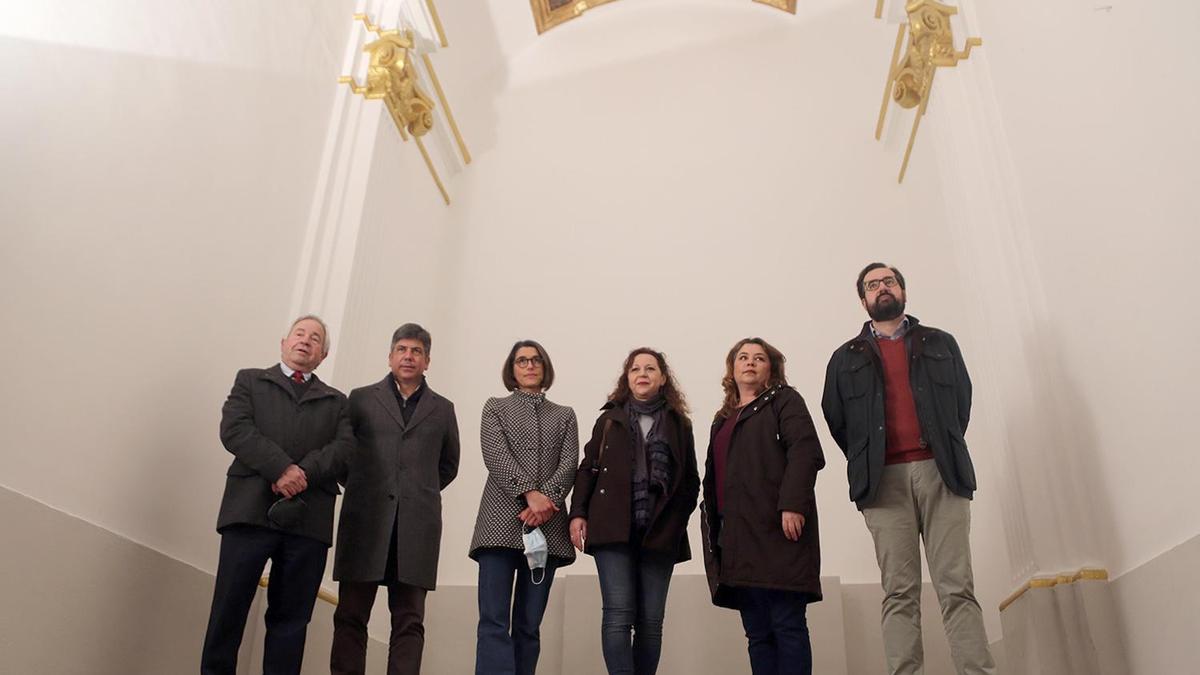 Autoridades y técnicos en la capilla de los Dolores de la Casa del Agua de Montilla.