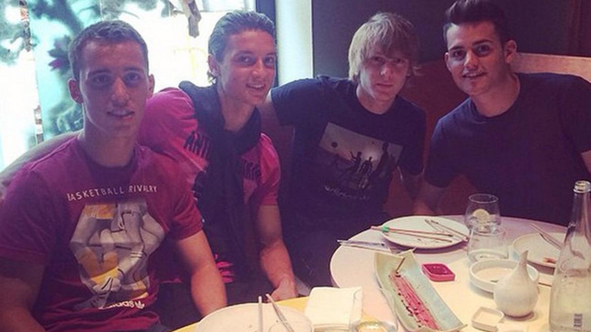 Grimaldo, junto a Babusnki, Halilovic y Roman