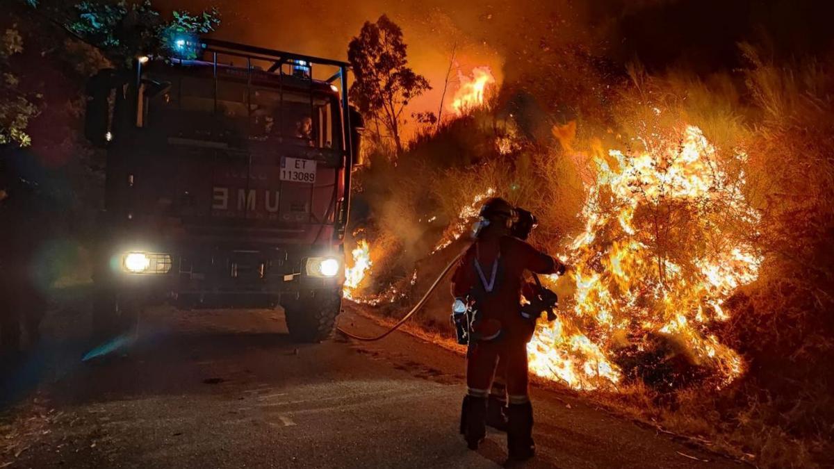 Intervención de la UME en el incendio de Arbo.  | // ANXO GUTIÉRREZ