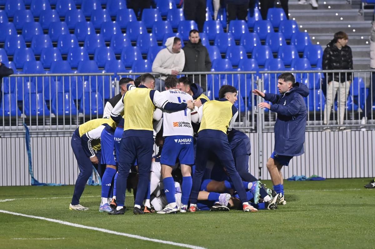 Celebración de uno de los goles del CD Ebro