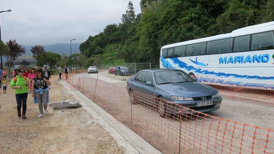 Coches circulando, ayer, por la avenida de Tito Bustillo, en obras.