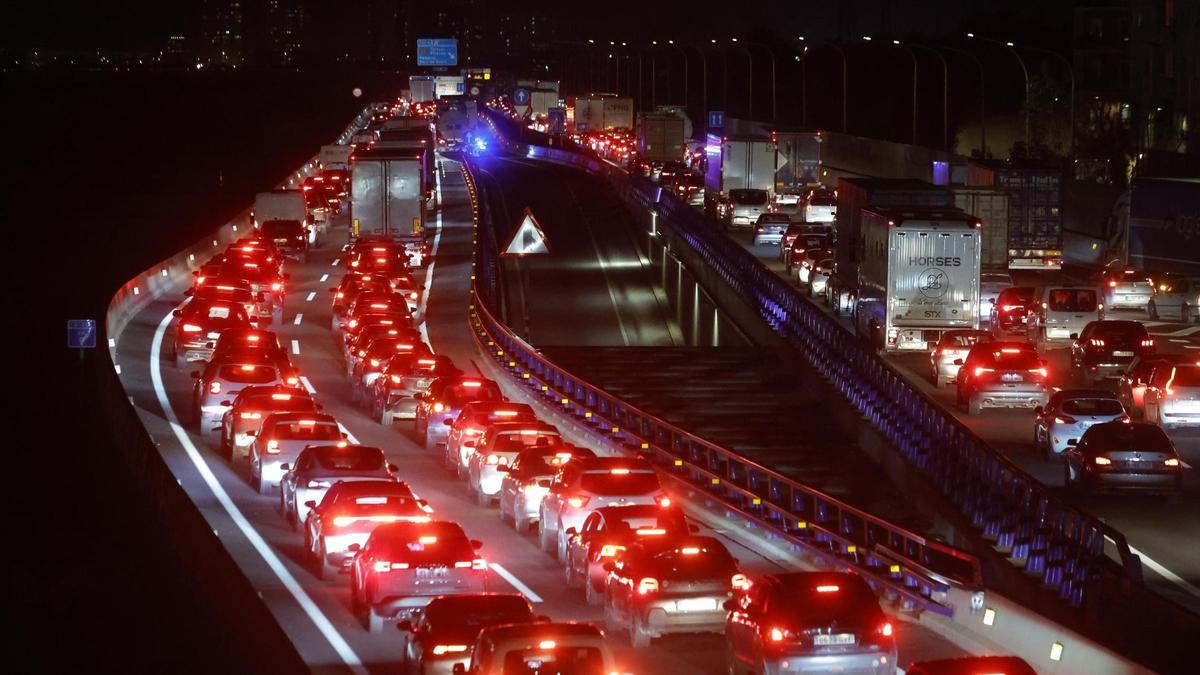 Un camión en llamas provoca largas retenciones en la V-30
