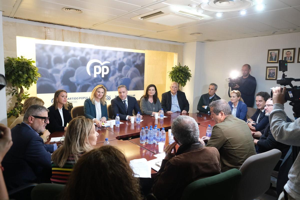 La portavoz en materia de Vivienda del Grupo Popular en el Senado, Paloma Martín; junto a la senadora autonómica del PP por Canarias, Rosa Viera; y la secretaria ejecutiva de Vivienda de los populares a nivel autonómico, Jennifer Curbelo, celebran un encuentro de trabajo con representantes del sector para dar a conocer el Plan nacional de Vivienda del Partido Popular.