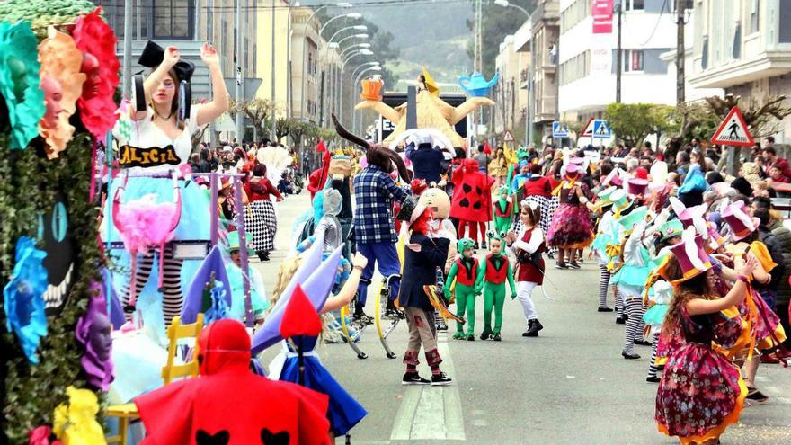 Desfile do Enterro da Lamprea nas rúas de Salvaterra.   | // D.P.