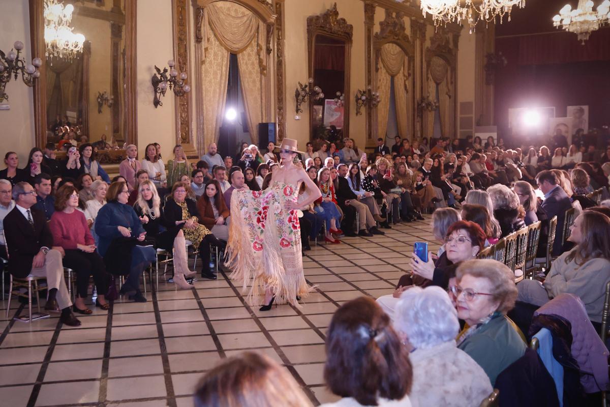 Desfile solidario de Alcer Córdoba en el Círculo de la Amistad