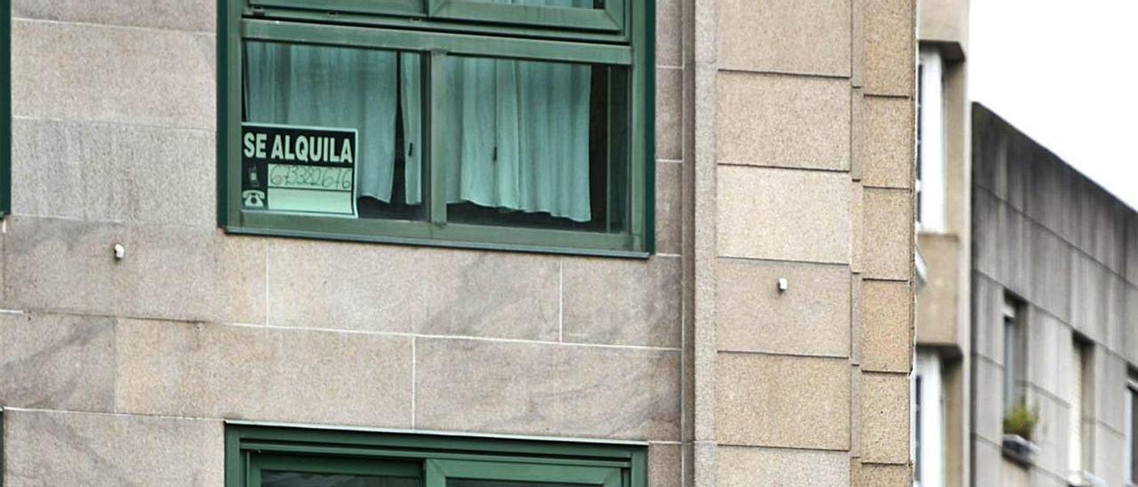 Una ventana de un edificio de la plaza de España muestra el cartel “se alquila”.