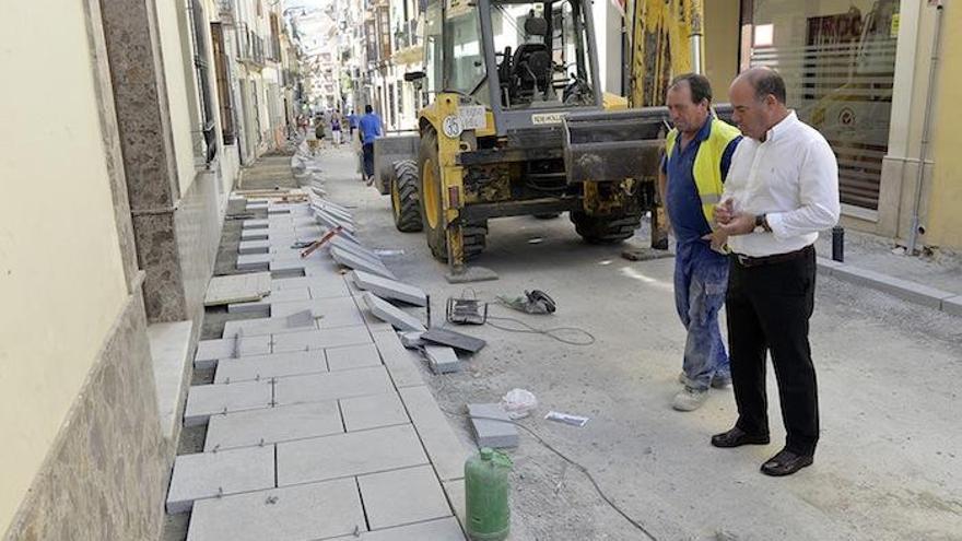 El alcalde de Antequera, Manolo Barón, ha visitado en la mañana de hoy el desarrollo de  los trabajos