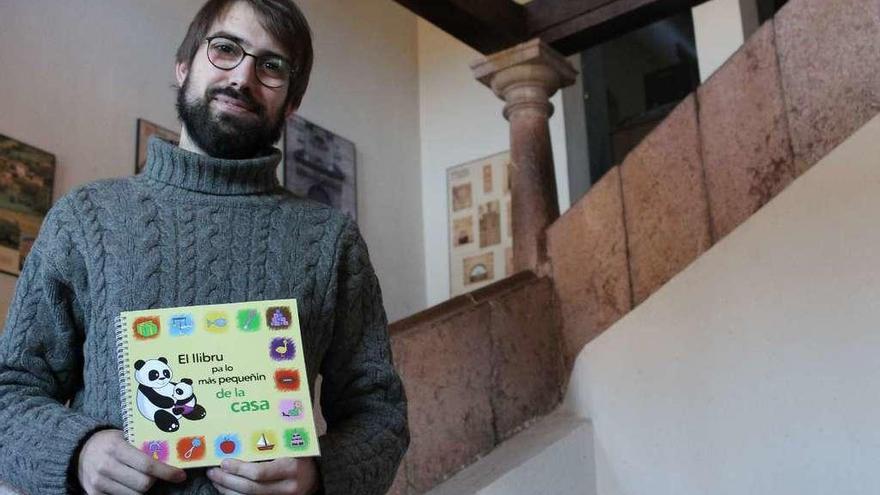 Miguel Rodríguez Monteavaro, técnico del servicio de normalización lingüística de Grado, con un ejemplar del libro en la Casa de Cultura.