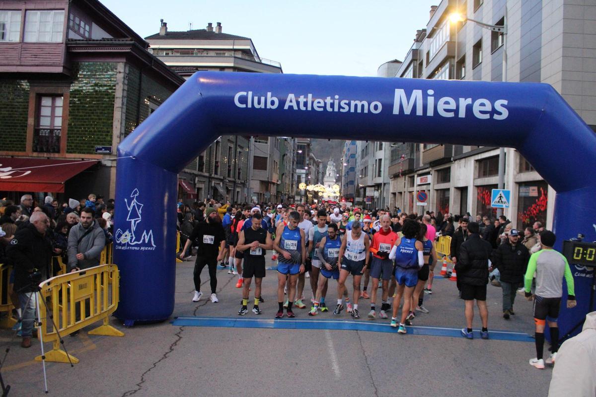 Todas las imágenes de la "San Silvestre" de Mieres: desde los más pequeños hasta los mayores, y con el "Grinch" siempre atento