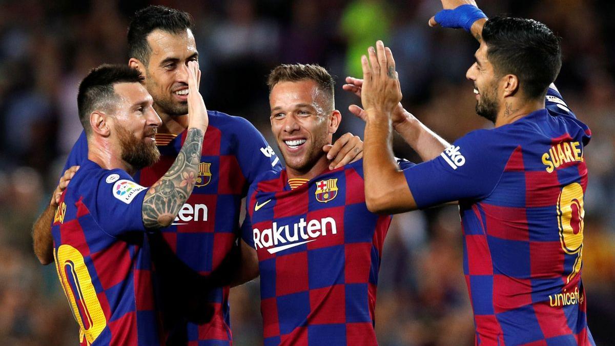 Arthur Melo celebra un gol con Leo Messi, Sergio Busquets y Luis Suárez