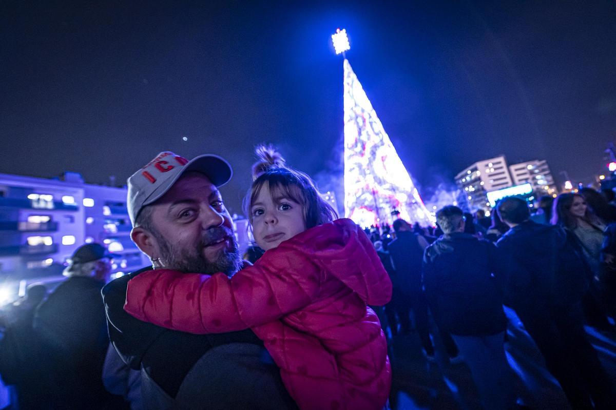 El superárbol de Navidad de Badalona. Badalona ha encendido ya las más de 82.000 luces píxel que componen su tan mediático ‘superárbol’ de Navidad.