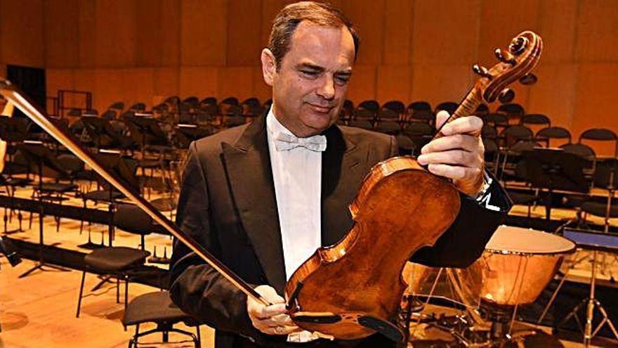 Florian Vlashi, con el violín de Andrés Gaos, en el escenario del Palacio de la Ópera.