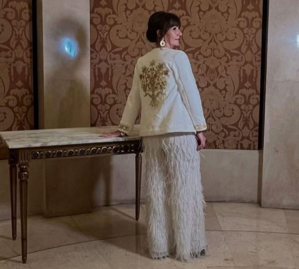 Rocío Mora, con el traje bordado.