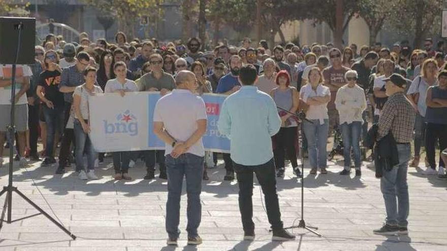 Asistentes a la concentración en defensa de la sanidad en Soutomaior. // Faro