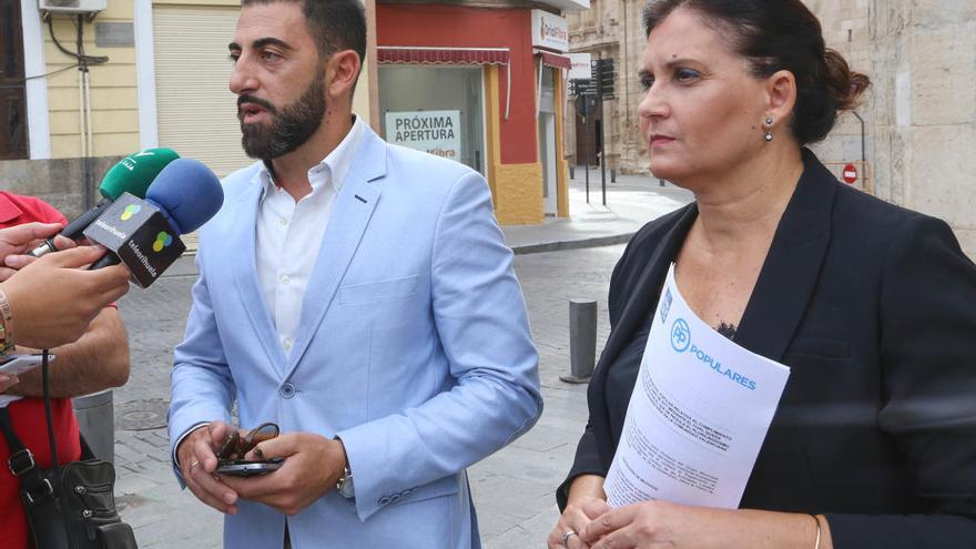 El presidente del PP de Orihuela, Dámaso Aparicio, junto a la secretaria del partido, Begoña Cuartero, en una imagen de archivo