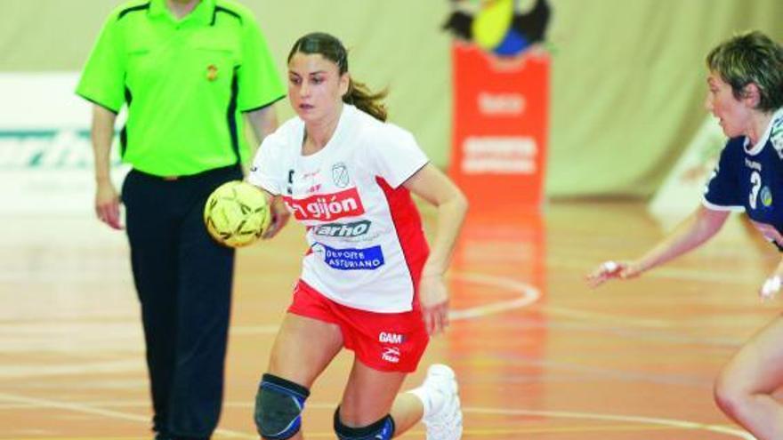 Andrea Martínez conduce el balón, durante un ataque del Farho.