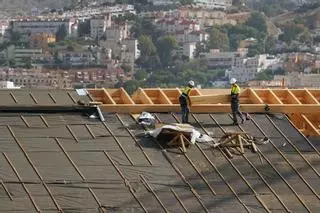 Ponen el aislamiento al primer tramo del tejado de la Catedral de Málaga