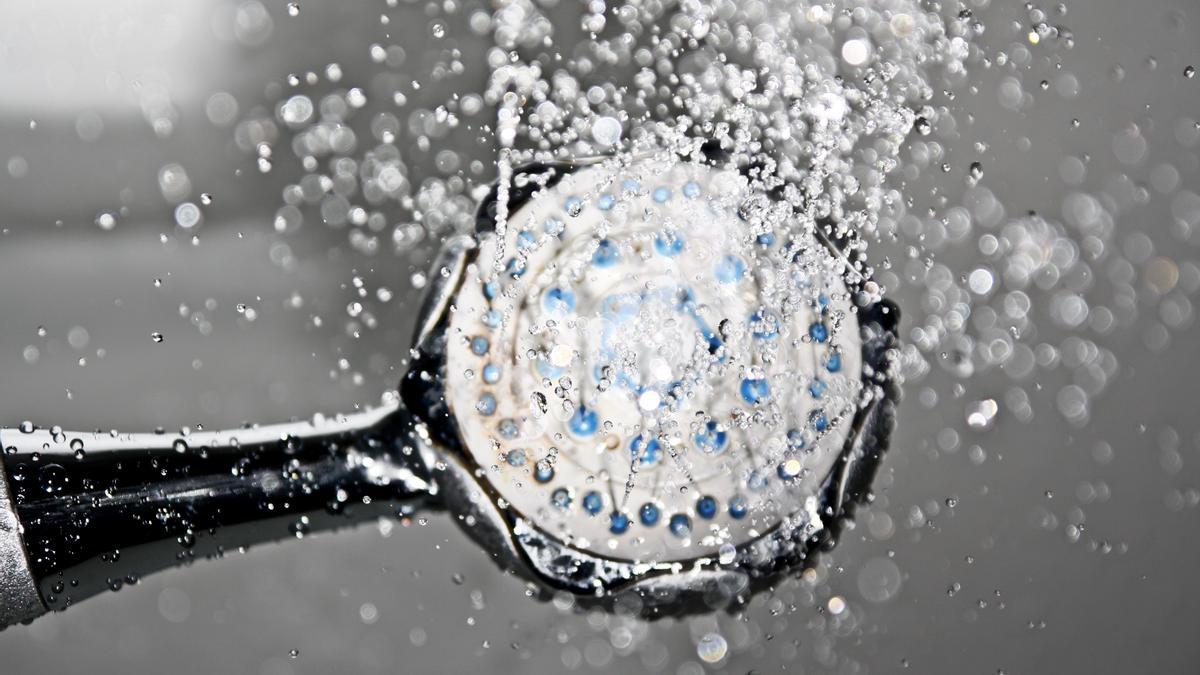 LIMPIAR MAMPARAS DUCHA  Adiós a la cal: cómo limpiar la mampara de la ducha  fácilmente