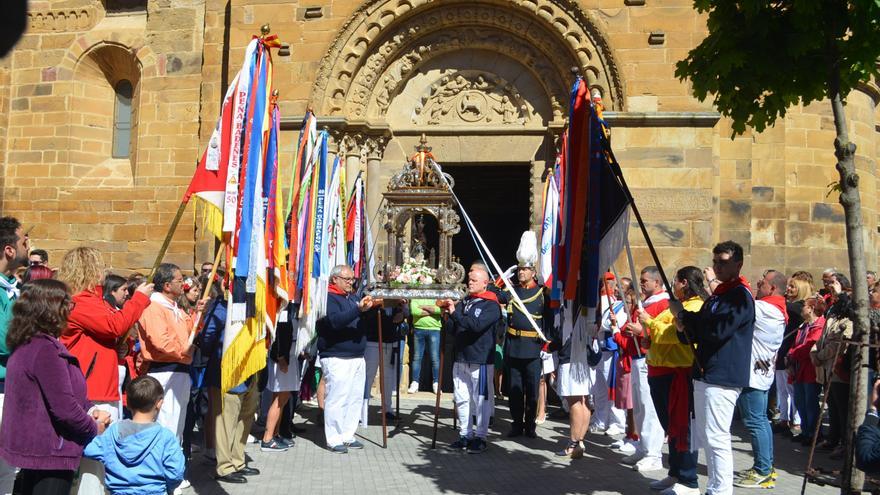 Fiestas de la Veguilla en Benavente: La patrona procesiona blindada por las doce peñas oficiales