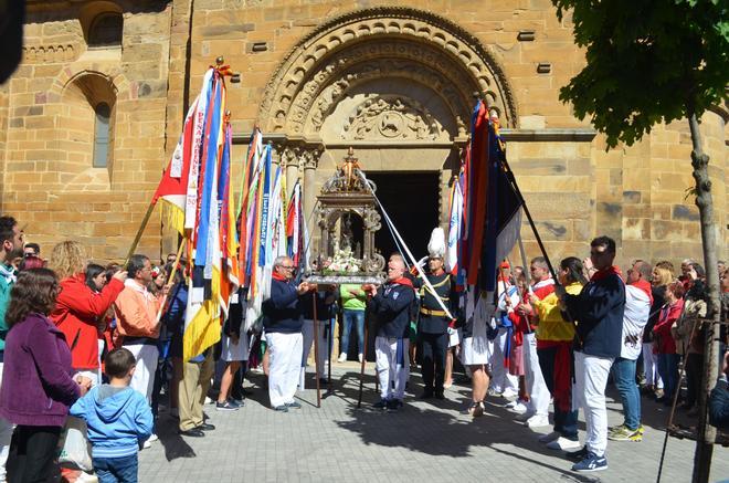 Fiestas de la Veguilla en Benavente: La patrona procesiona blindada por las doce peñas oficiales