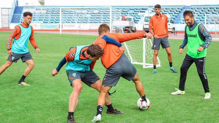 Los jugadores del Marbella, en un entrenamiento reciente.