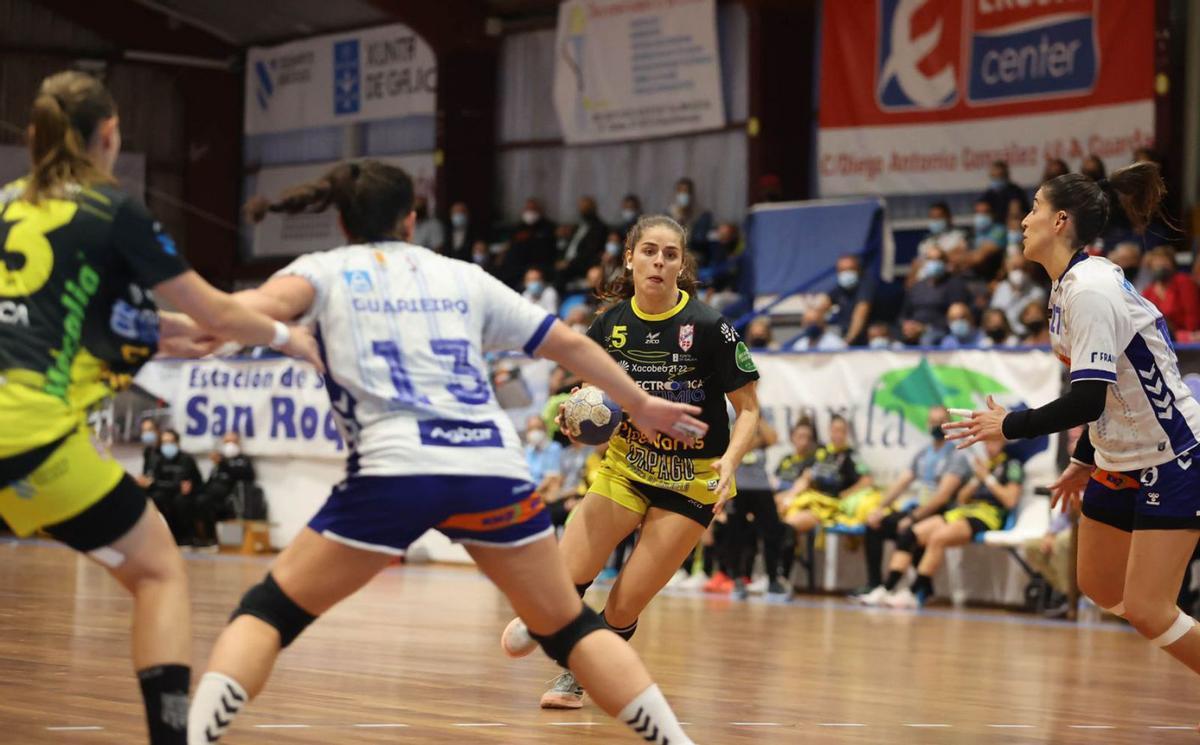 Sandra Marques trata de penetrar en la defensa rival. // ALBA VILLAR
