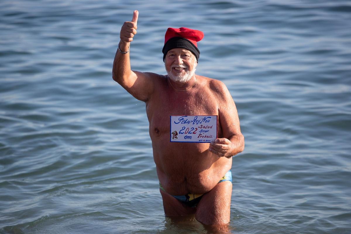 Un hombre celebra este sábado en la playa de San Sebastián el tradicional primer baño del año.