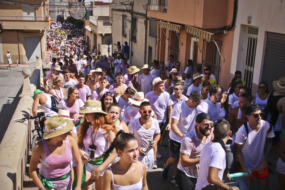 La ermita de San Roque congrega a decenas de personas para comenzar los festejos patronales y de Moros y Cristianos