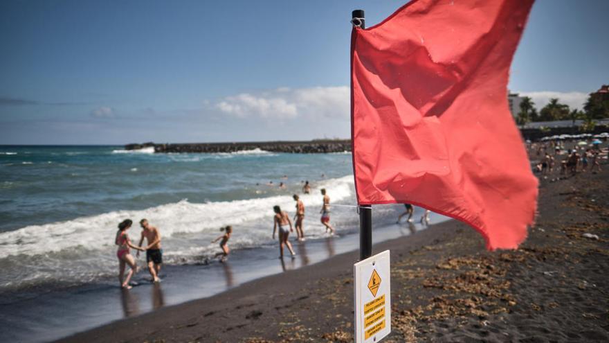 Playa de Puerto de la Cruz, con bandera roja.