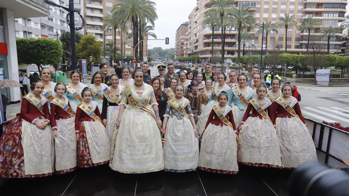 Las falleras mayores de Alzira, sus cortes de honor, el alcalde y el presidente de la Diputación, entre otros.