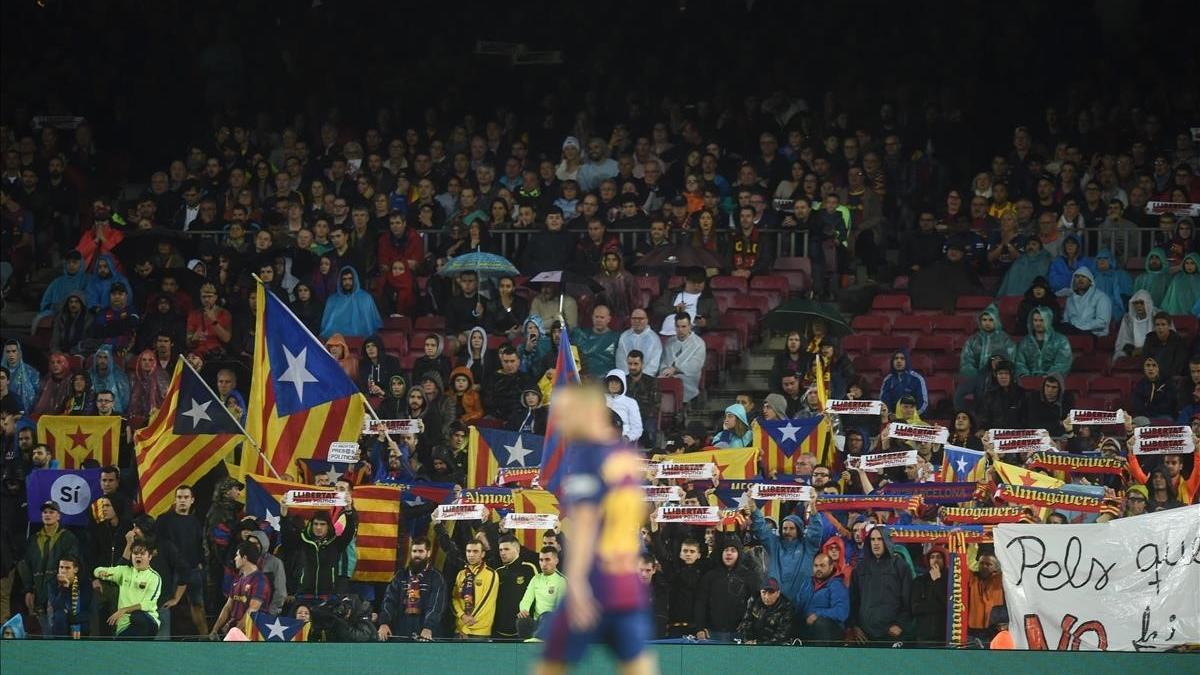 Enseñas reivindicativas en favor de la libertad en el Camp Nou durante el Barça-Sevilla.