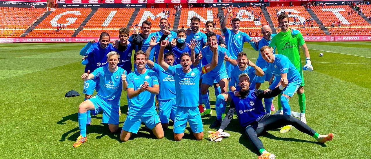 Los jugadores de la UD Ibiza posan en el Nou Estadi de Tarragona tras batir al Nàstic por 0-1 con el gol del delantero Sergio Castel. | UD IBIZA