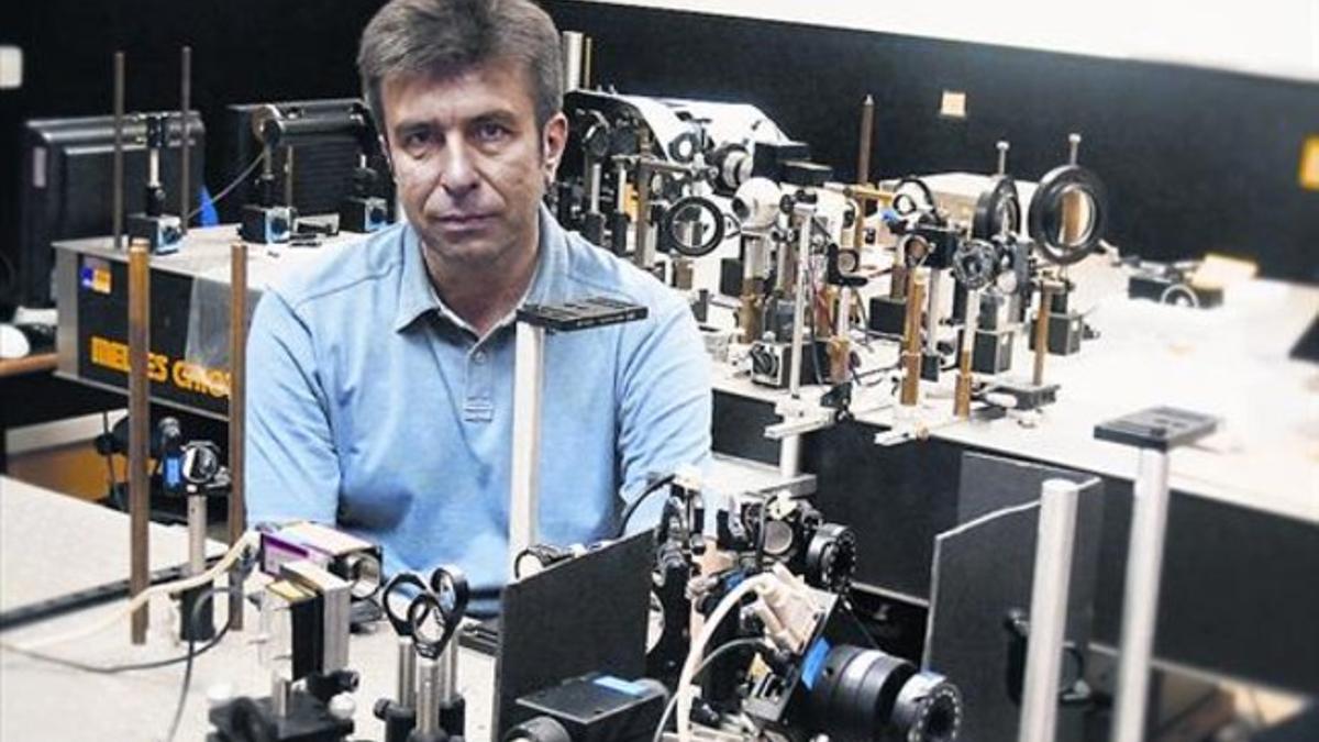 PIONERO.  El investigador y profesor Pablo Artal, en el Laboratorio de Óptica de la Universidad de Murcia.