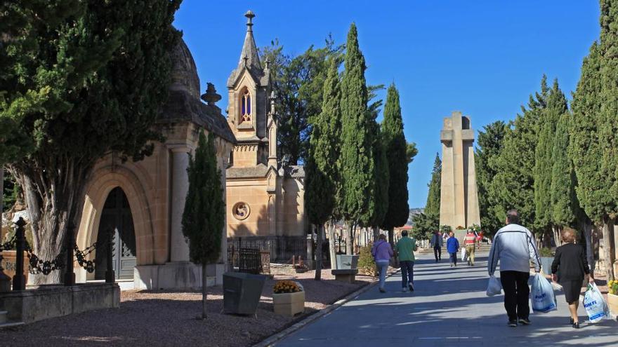 Panteones en el cementerio de Sant Antoni Abat de Alcoy, uno de los más monumentales de la provincia.