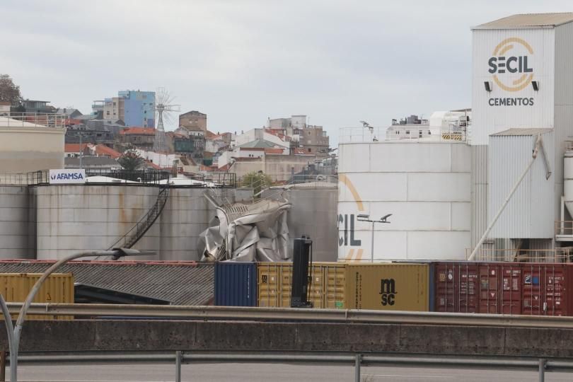 El aceite de palma mancha la ría de Vigo tras romper un tanque en el muelle de Guixar