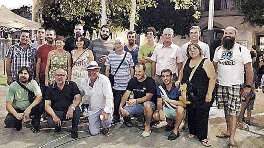 El grupo de poetas con el presentador antes de comenzar las actuaciones.