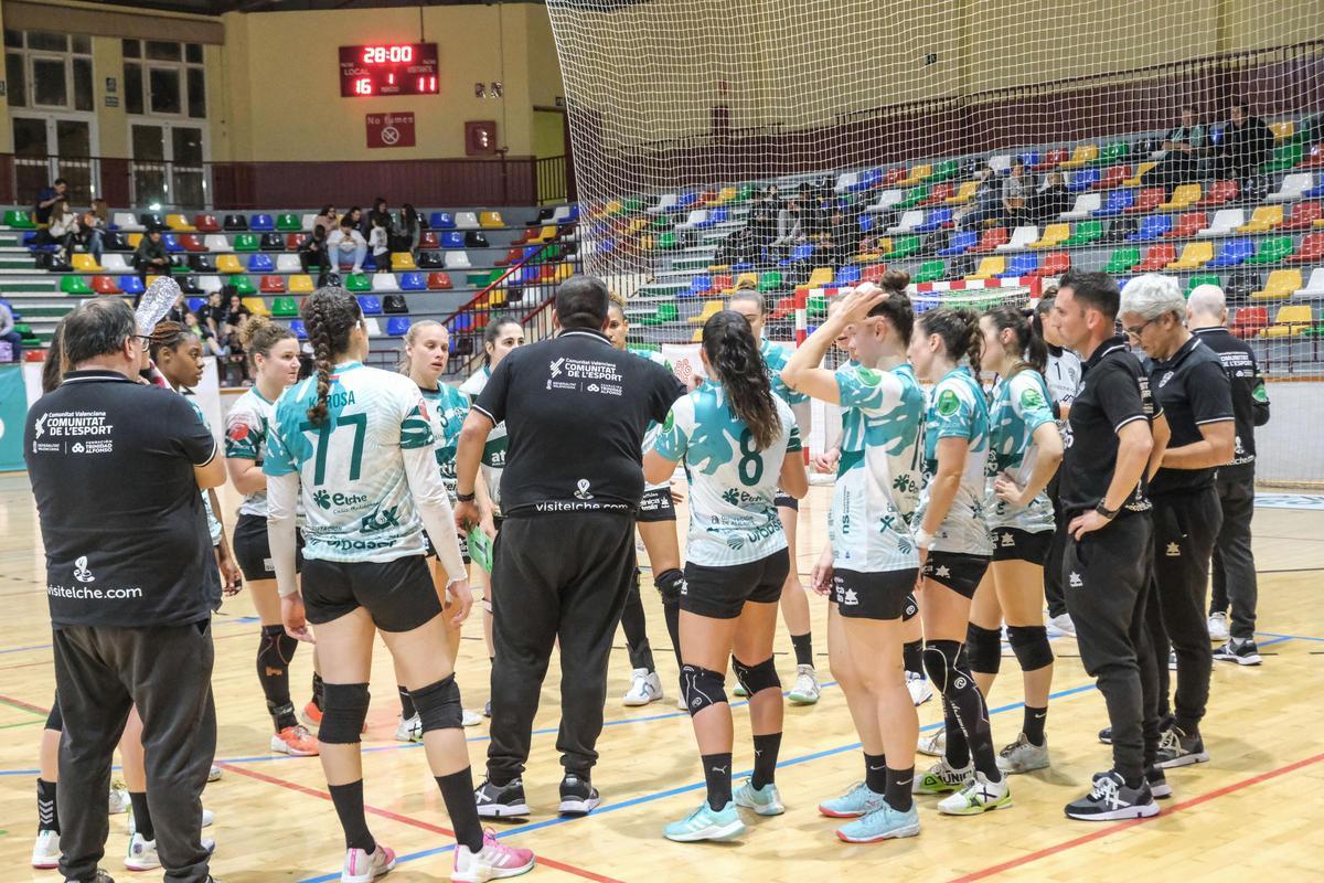 Joaquín Rocamora dando instrucciones a sus jugadoras, durante un tiempo muerto