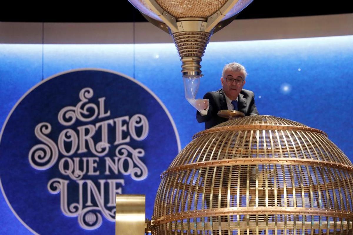 Preparativos en el Teatro Real, que ha acogido en su escenario un año más el Sorteo Extraordinario de la Lotería de Navidad.