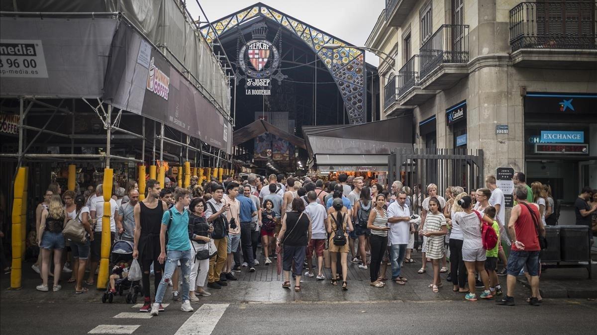 Aspecto de la Rambla a las puertas del mercat de La Boqueria.