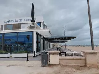 El tercer chiringuito modular de la Malva-rosa llega con anuncio de nuevo paseo marítimo